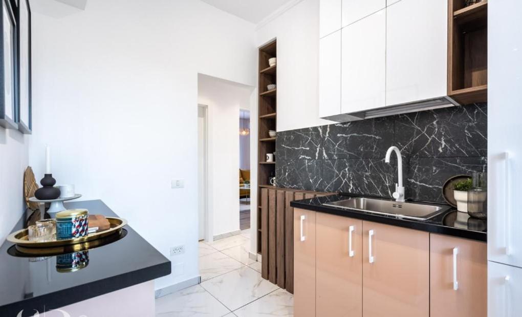 Majestic Apartament With View In Magheru Boekarest Buitenkant foto
