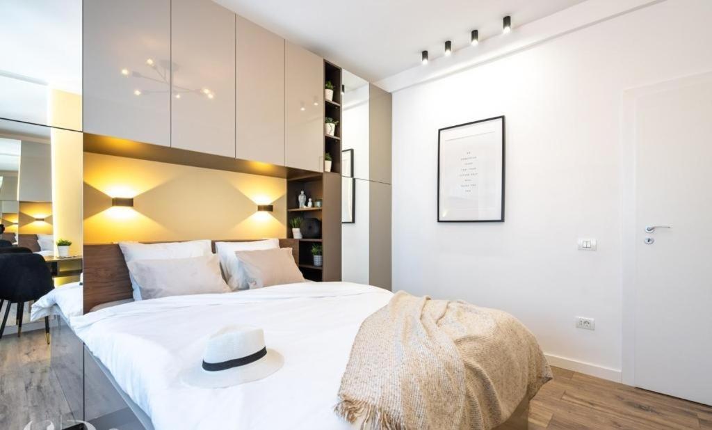 Majestic Apartament With View In Magheru Boekarest Buitenkant foto