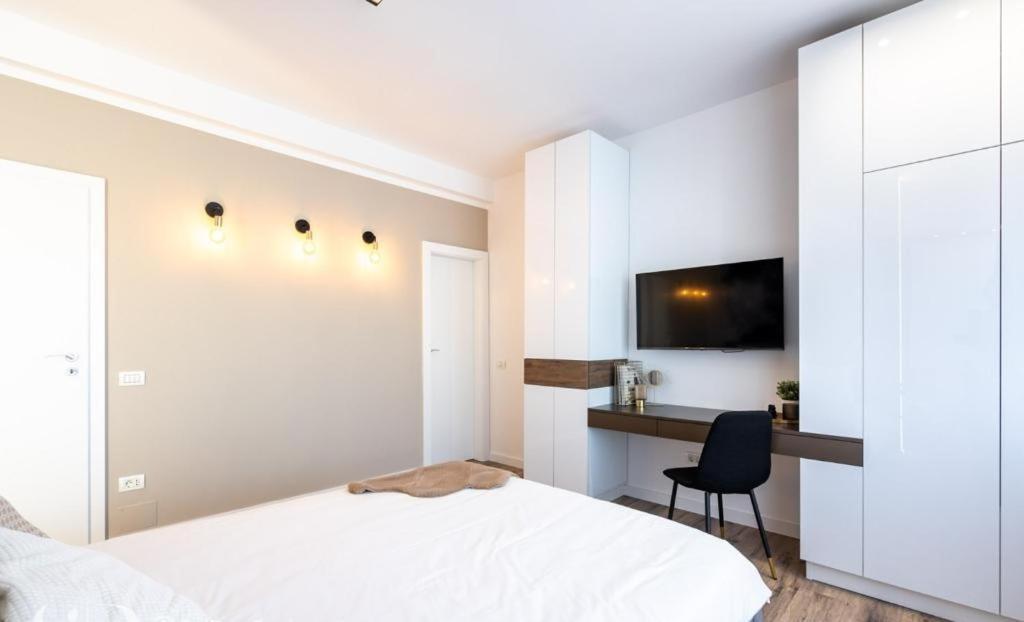 Majestic Apartament With View In Magheru Boekarest Buitenkant foto